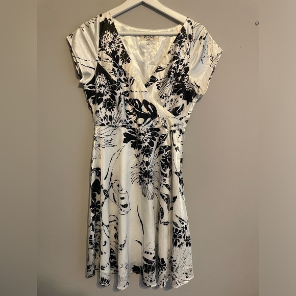 Romy Dresses & Skirts - Romy white and black floral dress size small‎